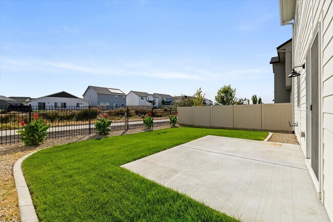 Building Photo - 3 bed, 3 bath with over 2000 sq ft!
