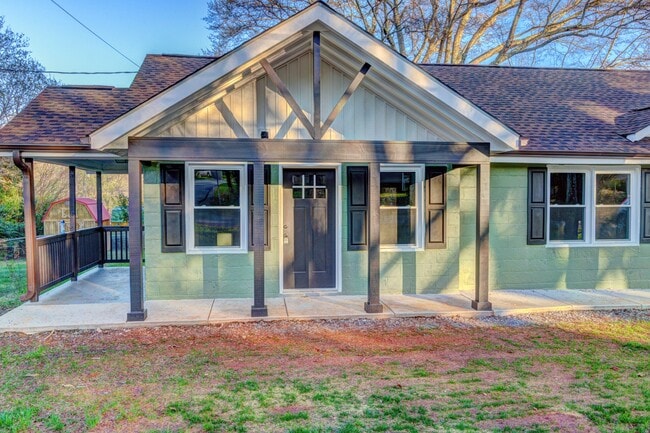 Building Photo - 824 2nd St