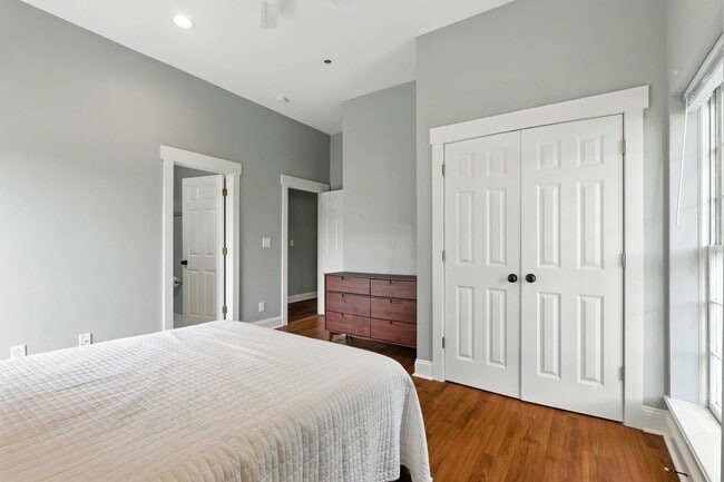 Building Photo - North Thomas 472-492