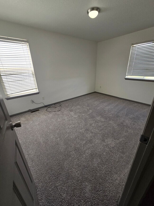 Building Photo - Spacious and Bright 4 Bedroom Home with Garage and Basement Now Available!