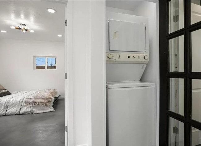 Building Photo - Unit on Swift