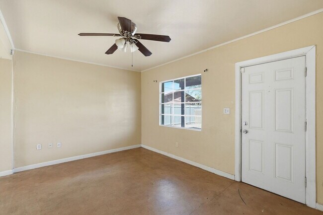 Building Photo - 3226 E Bermuda St