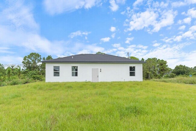 Building Photo - 710 Peacock Ave