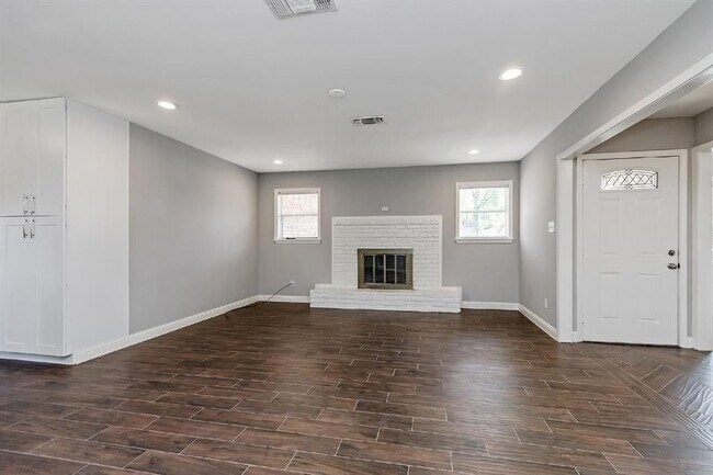 Building Photo - 1719 Longhorn Dr