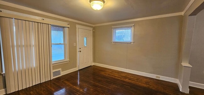 Building Photo - 3 Bed - 1.5 Bath - Single Family Home