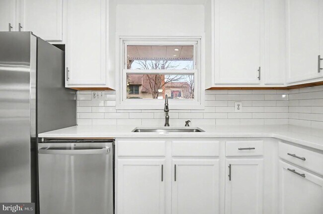 Building Photo - 312 E Gordon St