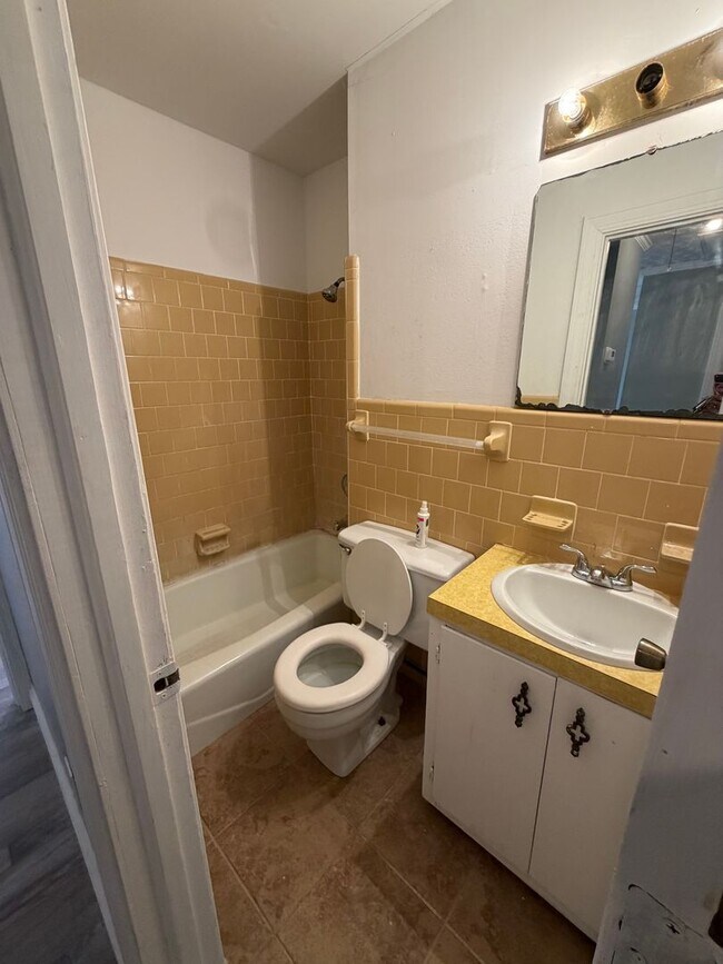 Building Photo - 913 S Kates Ln