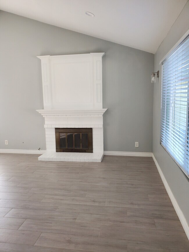 Building Photo - 336 Nueve Ct