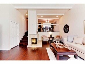 Building Photo - This AMAZINGLY immaculate 2 bed townhome w...