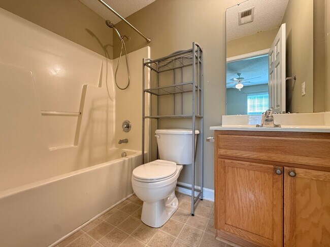 Building Photo - 1860 Crest Hollow Dr