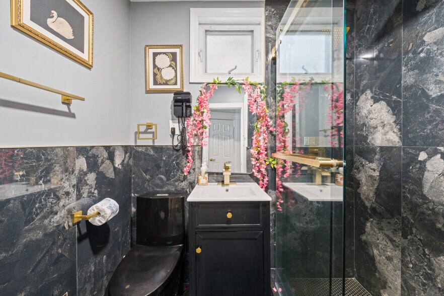 Building Photo - 84 W 42nd St