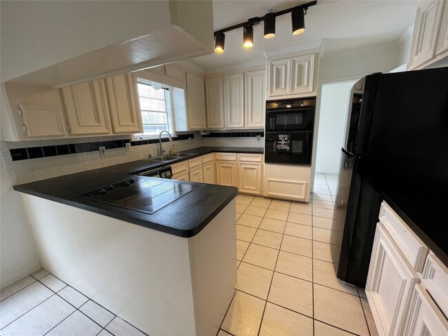 Building Photo - 827 Booth St