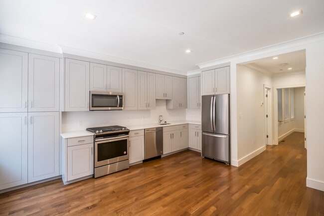 Building Photo - 11 Temple St