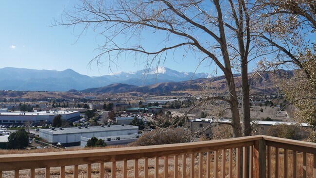 Building Photo - 3 Bedroom 2.5 Bath Townhome with Great Mou...