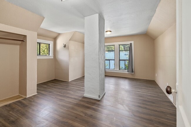 Building Photo - Inviting 3 Bed, 1 Bath Home in Roslyn, Whe...