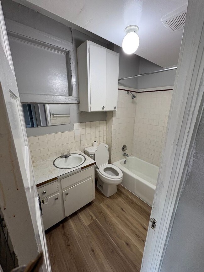 Building Photo - 805 W 4th St