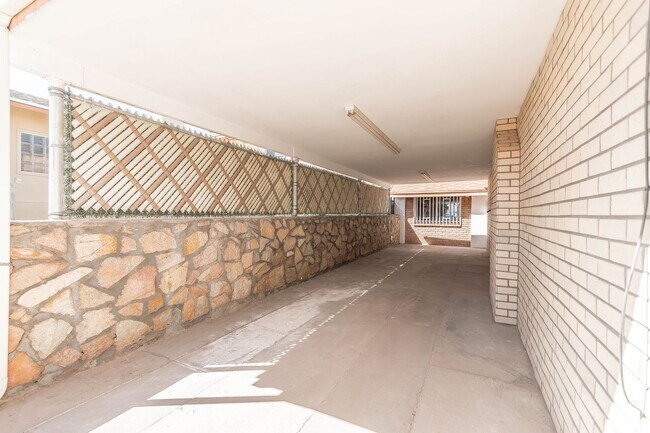 Building Photo - Adorable 3 bedroom, 2 bath apartment in Northeast El Paso!