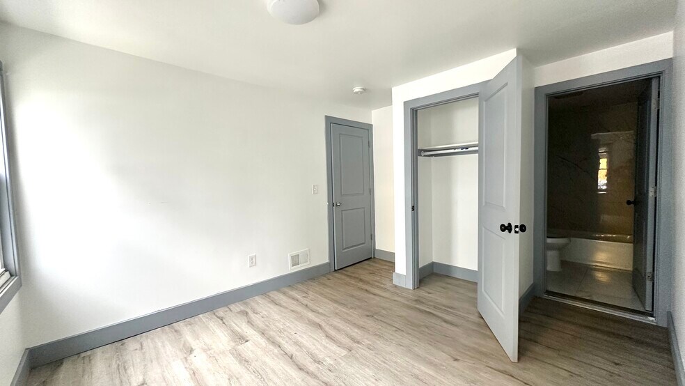 Building Photo - 655 S 11th St