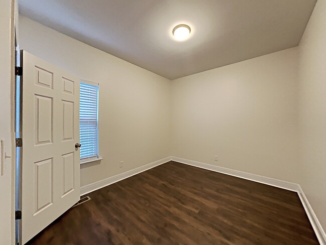 Building Photo - 2302 Amber Glen Dr