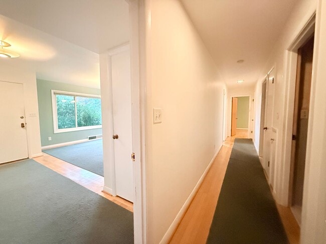 Building Photo - Charming 4 Bedroom Home with Fully Fenced Backyard!