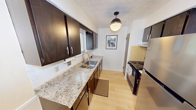 Building Photo - Excellent Location! Canfield, 2 Bedroom Re...