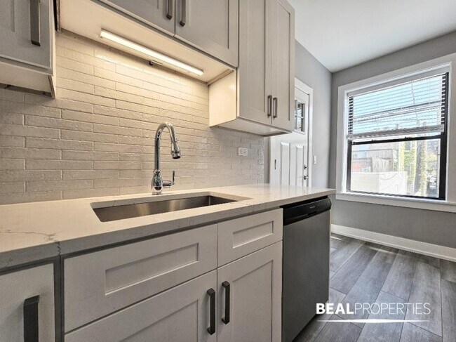 Building Photo - 1 bedroom in CHICAGO IL 60613