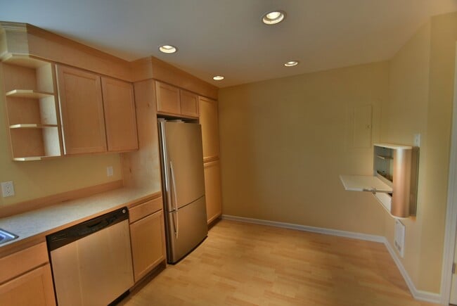 Building Photo - 2Bd/1.5Ba Edmonds Condo