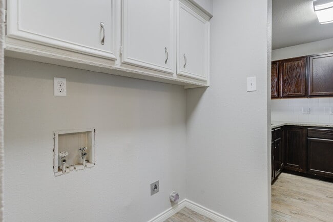 Building Photo - Two Story, 2 Bed / 1.5 Bath Duplex with Mo...