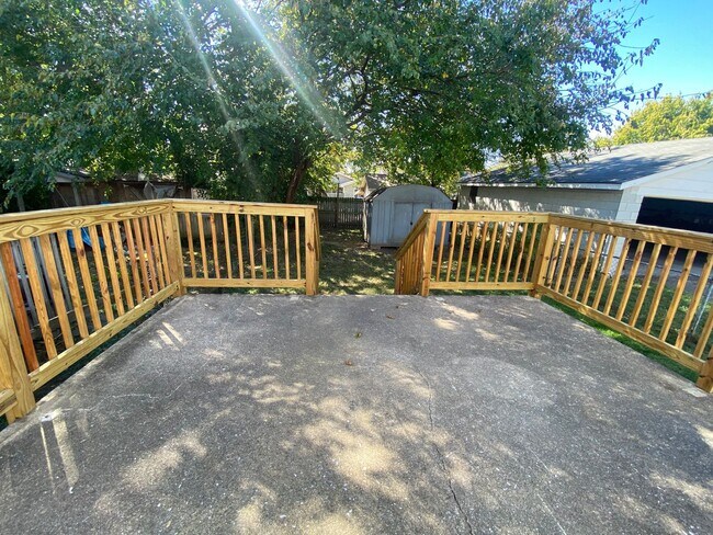 Building Photo - Spacious 1 bedroom and 1 bath house! FIRST MONTH RENT FREE!!!