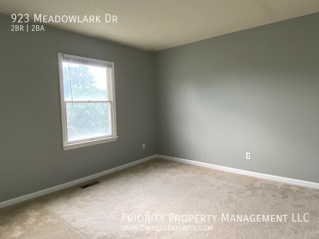 Building Photo - 923 Meadowlark Dr