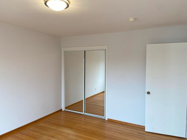 Building Photo - 1st Floor 2Bd / 1Ba  Flat With Garage Parking