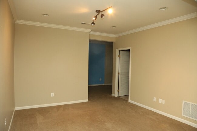 Building Photo - 4 Bedroom Townhouse on Abington Drive