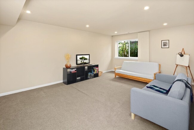 Building Photo - Gorgeous Big Ravenna Home in Seattle