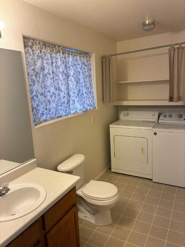 Building Photo - Very Nice 2 Bedroom, 2 1/2 Bath Townhome in Quail Run! Community Pool & Tennis Courts! Minutes To...