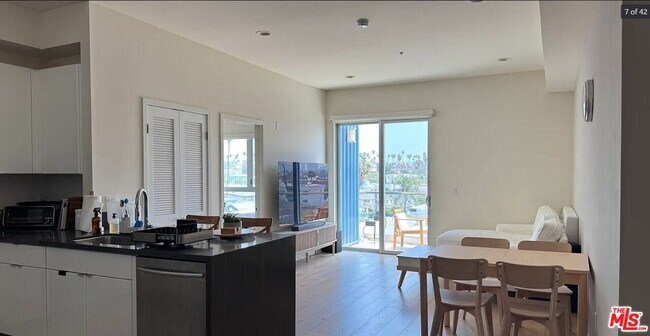 Building Photo - 105 S Mariposa Ave