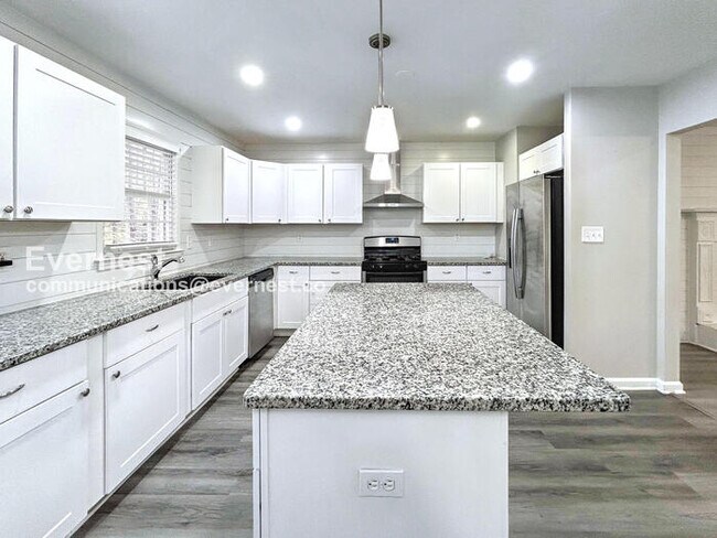 Building Photo - 204 Battle Dr