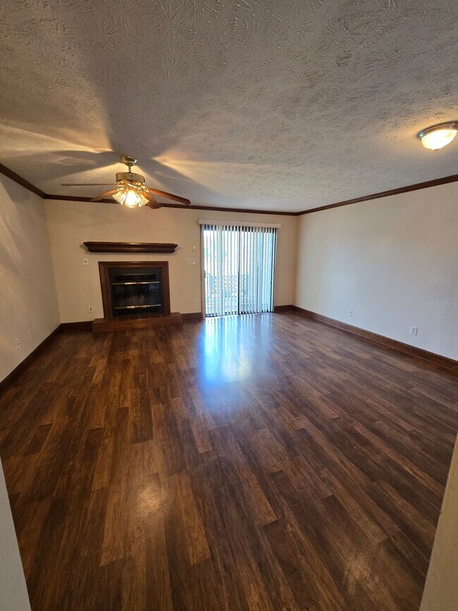 Building Photo - Spacious Townhouse for Rent!