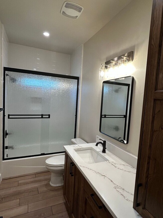 Building Photo - 372-384 E 8th Ave