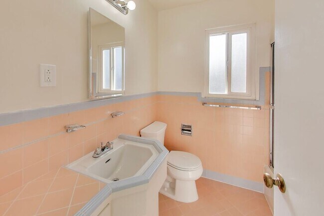 Building Photo - 1549 San Carlos Ave