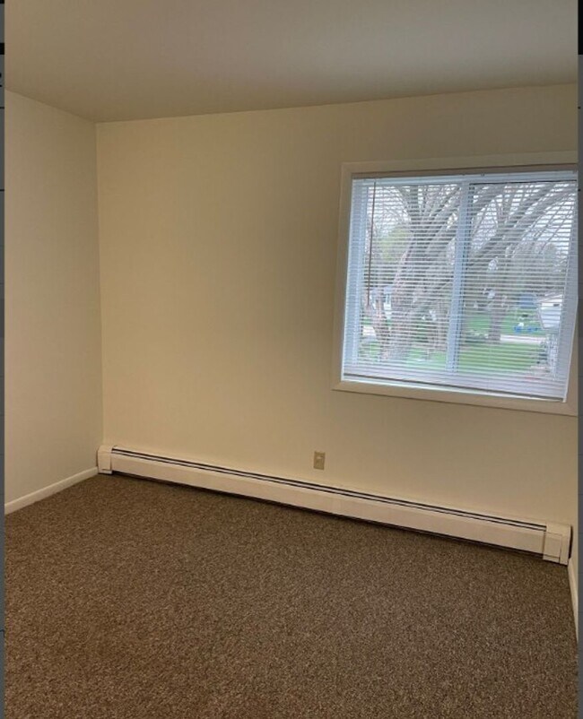 Building Photo - Upper Two Bedroom One Bath