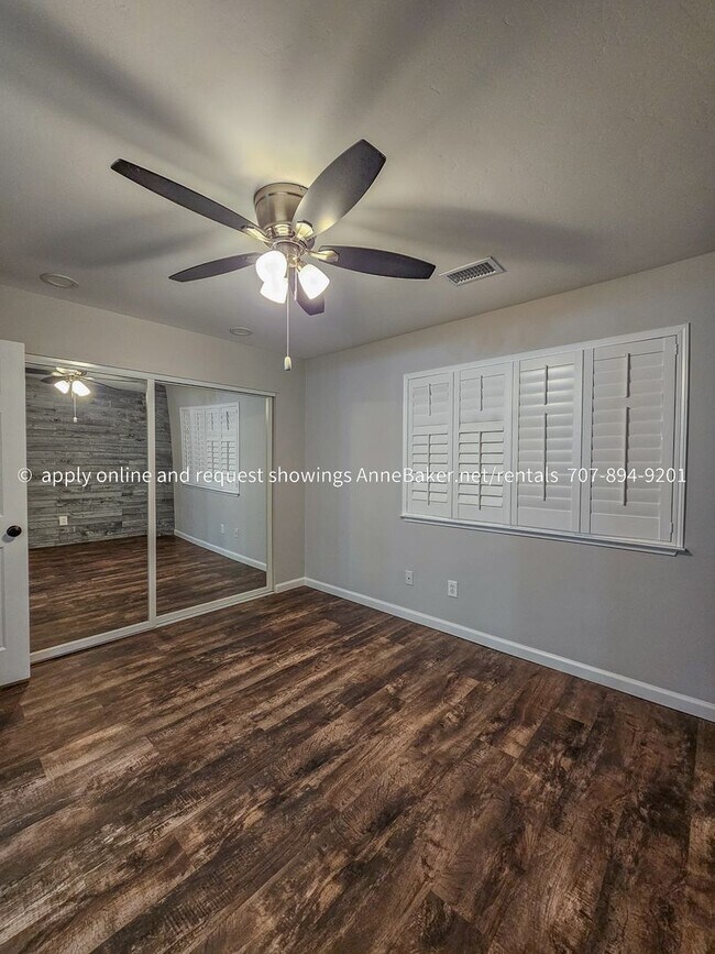 Building Photo - Exquisitely Updated Condo - Must See