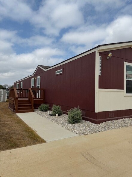 Primary Photo - 15949 S Flores Rd