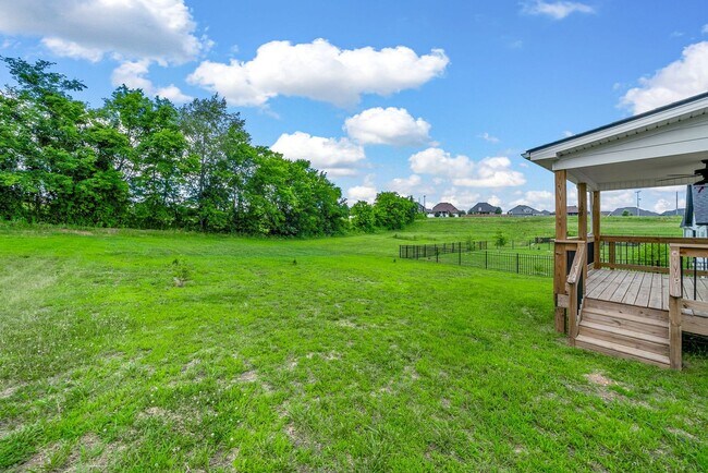 Building Photo - Modern Ranch Rental Near Rossview!