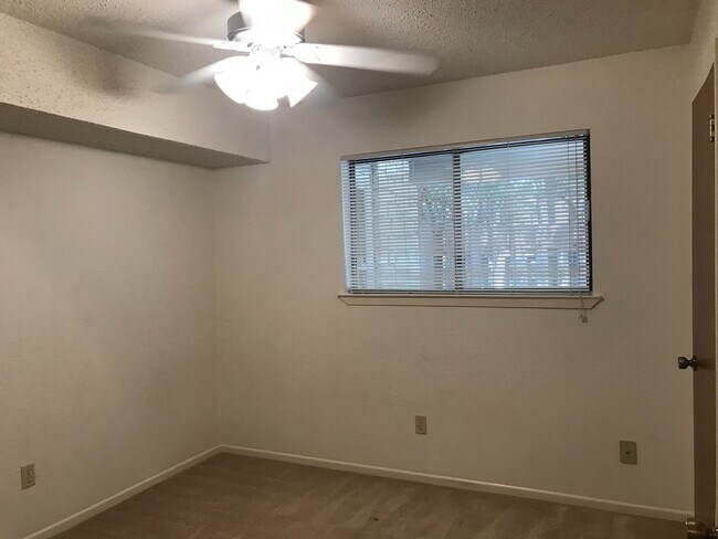 Building Photo - 108 Stone Canyon Ct