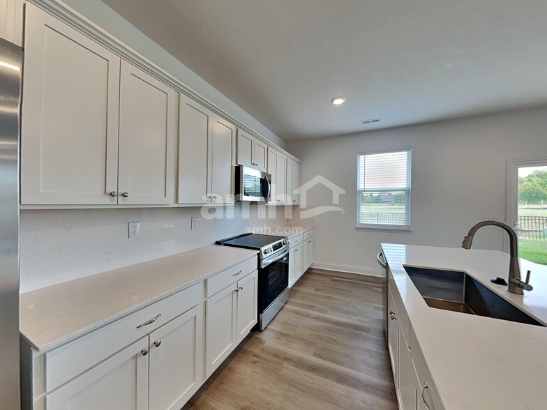 Building Photo - 9166 Henley Ave