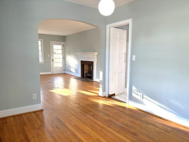 Building Photo - 2 Bedroom | 1 Bathroom Home – Downtown Charleston - Available NOW! Short term lease!