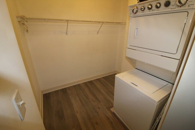 Building Photo - 2 E Erie St