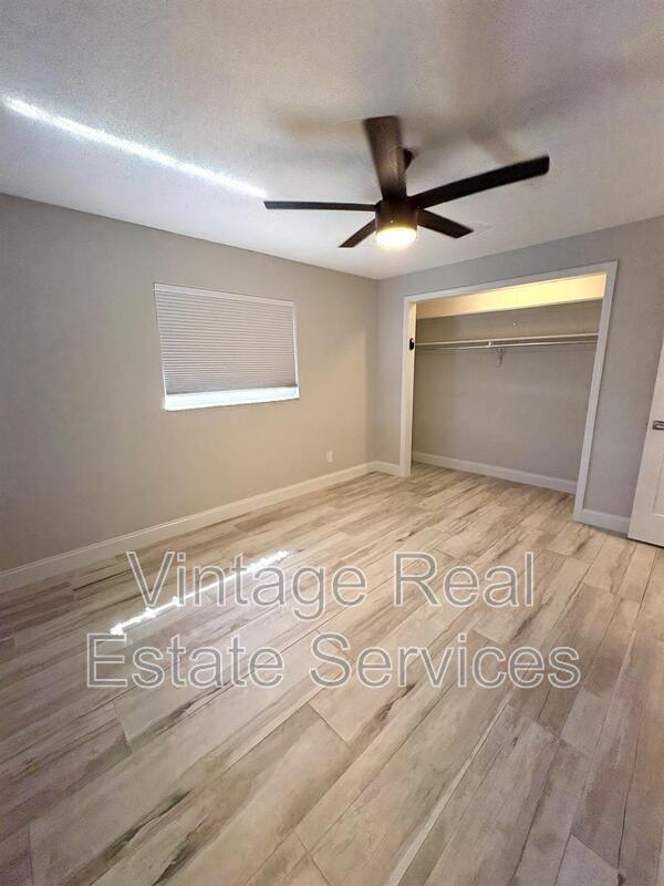 Building Photo - 1074 S Woodbrook Drive South