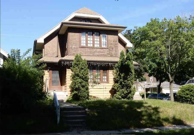 N 48th St - 2777 N 48th St