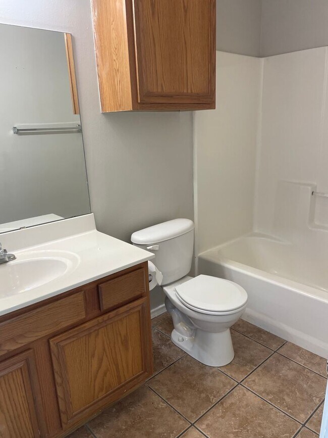 Building Photo - 706 N Englewood Ave